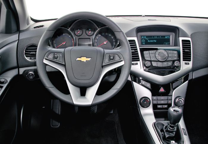 Τα χειριστήρια του ηχοσυστήματος στο
τιμόνι και το cruise control εξυπηρετούν και περιλαμβάνονται στη δεύτερη
έκδοση LT.